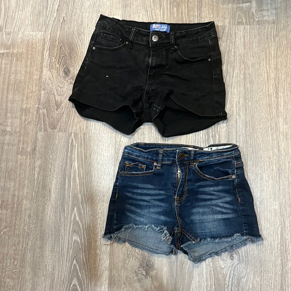 2 pair of short for $(10.00) Good condition
